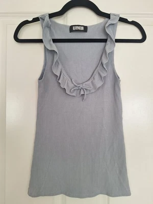 Camiseta sin mangas Reformation gris claro con volantes talla XS Foto 1 de 4
