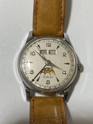 RARE VINTAGE 1957 ZODIAC DAY/DATE/MONTH MOONPHASE STAINLESS STEEL MENS WATCH - Image 1 of 4