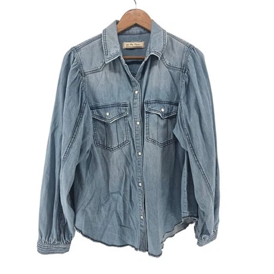 Camisa para mujer We The Free People azul denim manga abullonada abotonada mediana perla Foto 1 de 4