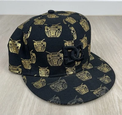 DC Shoes x Travis Barker Remix New Era 59Fifty Fitted Hat Size 7 3/8 Black Gold - Image 1 of 4