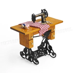 Macchina da cucire in miniatura 1:12 mobili vintage decorazione casa delle bambole accessori - Foto 1 di 9