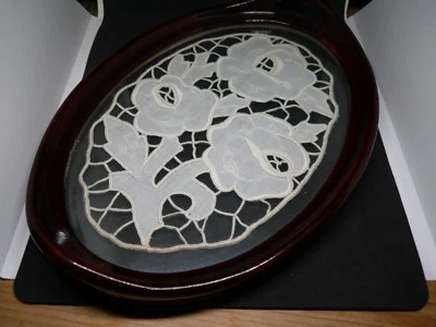 Altes antikes Servier Tablett Holz mit Glasboden mit Stickarbeit Original  - Bild 1 von 3