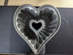 Nordic Ware Elegante Cuore 10 Tazze Bundt Tortiera Matrimonio San Valentino - Foto 1 di 4