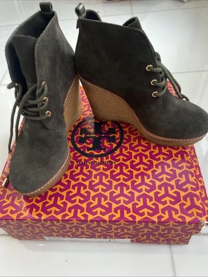 Botín Tory Burch Denise Cuña Dividida Gamuza Oliva Talla 7 Mujer Usado Foto 1 de 4