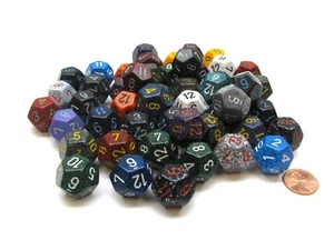 Beutel mit 50 verschiedenen lose gesprenkelten polyedrischen 19 mm D12 Chessex Würfeln - Bild 1 von 4