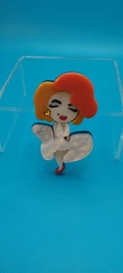Marilyn Monroe Acryl bunte sexy Brosche mit Rock fliegend, blond/orange Haare - Bild 1 von 4