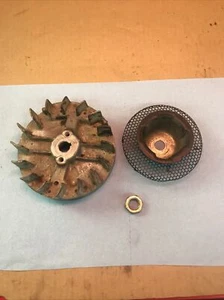 Briggs and Stratton 3,5 PS OEM Schwungrad 799682 mit Tasse 691236/Bildschirm 699850 - Bild 1 von 6