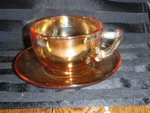 VINTAGE JEANETTE RINGELBLUME IRISIEREND KARNEVAL GLAS TEE/KAFFEETASSE & UNTERTASSE MCM - Bild 1 von 12