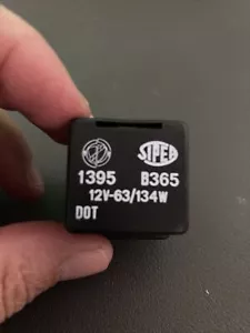 60563298 Alfa Romeo 164 91-93 (87-92 EU) Hazard / Turn Signal Relay - Switch - Picture 1 of 7
