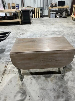 Mesa de pino corazón plegable en los laterales.  Pátina acabado lavado buen estado Foto 1 de 4