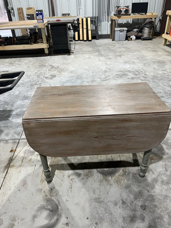 Mesa de pino corazón plegable en los laterales.  Pátina acabado lavado buen estado Foto 1 de 4