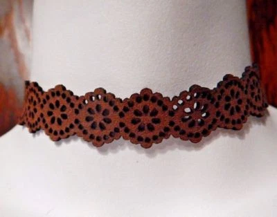 GARGANTILLA RECORTADA imitación gamuza hojas negras marrón trébol remolino láser collar 5E Foto 1 de 3