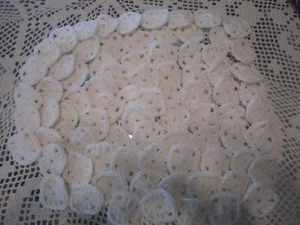 *** 80- 1-1/2" GRANNY CENTERS ACRYLIC ALL WHITE STARTERS FOR GRANNY SQUARES - Picture 1 of 3