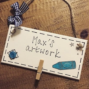 Kinder Kunstwerk Plakette personalisiert Junge blau Meisterwerk Geschenk Klammer hängend - Bild 1 von 5