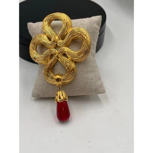 Spilla pendente a goccia lucite rossa tono oro testurizzata vintage firmata Givenchy - Foto 1 di 11