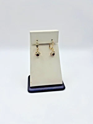 Pendientes colgantes clásicos enchapados en oro con piedra de rubí simulada Foto 1 de 3