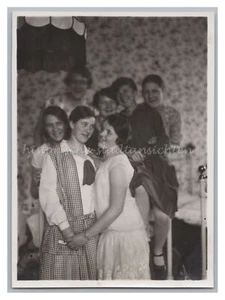 Schöne Aufnahme von jungen Frauen bei Geburtstagsfeier 1927 - Portrait - Foto - Picture 1 of 2