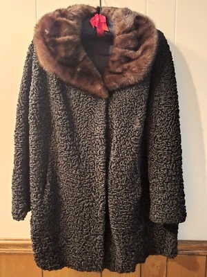 Abrigo de cordero persa negro vintage años 50 60 cuello visón forro satinado mangas campana Foto 1 de 4