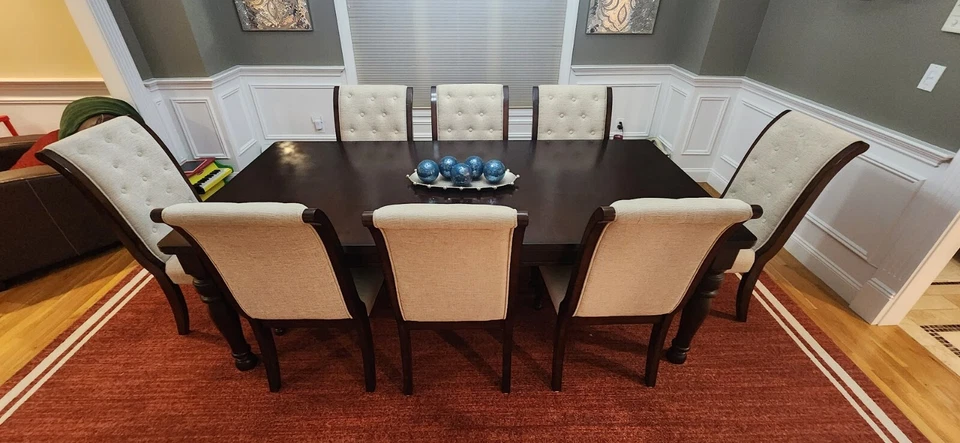 Mesa de comedor Porter de Ashley Furniture con 8 sillas tapizadas Foto 1 de 1