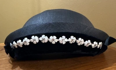 Sombrero negro vintage años 50’s para mujer con flores y diamantes de imitación talla única Foto 1 de 4