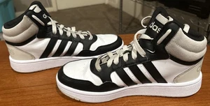 Adidas Hoops 3.0 Mid Top Jugend Jungen/Mädchen Basketball Sneaker Gr. 5 schwarz/weiß - Bild 1 von 9