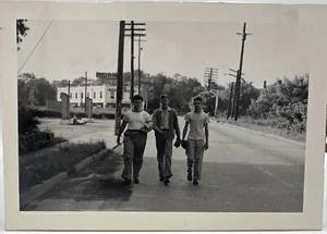 VTG 1950s Photo Young Boys Ruffian Amazing Action Picture Street Scene Americana - Picture 1 of 1