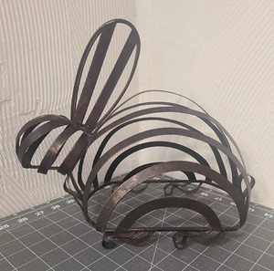 Gebänderter Metallhase Kaninchen Garten Statue schwarz mit Kupfer drinnen/draußen 10" hoch - Bild 1 von 9
