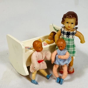 Puppenhaus Maßstab 1:12 Lundby Baby Wiege, fadenumwickelte Puppen, Ari Kleinkind Mädchen - Bild 1 von 17