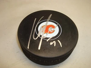 Disco de hockey Calgary Flames firmado por Karri Ramo autografiado 1D - Imagen 1 de 2