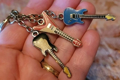 Llavero Guitarras Vintage Flying V & Strat Músico Rojo Azul Negro Blanco  Foto 1 de 2