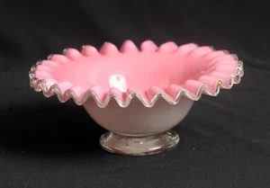 Art Glass Hand Blown Cased Glass Pink White Ruffle Edge Bowl Pontil Scar 5-1/2D - Bild 1 von 6