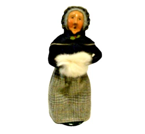 DE COLECCIÓN 1989 BYERS CHOICE LTD. 1989 THE CAROLERS MUJER 12" con manguito de piel blanca - en muy buena condición - Imagen 1 de 17