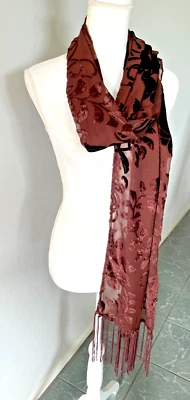 Bufanda con flecos de terciopelo corte marrón de Jones New York - 84" de largo x 20" de ancho Foto 1 de 3
