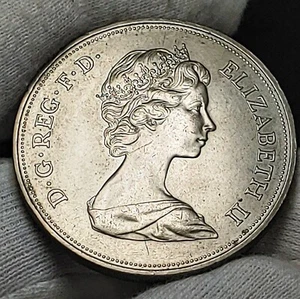 GREAT BRITAIN. 1972, 25 New Pence - QEII, Wedding Anniversary Crown - Picture 1 of 3