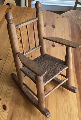 "Mecedora de madera con asiento de caña para muñeca más grande 14"" X 11"" X 8""" Foto 1 de 4