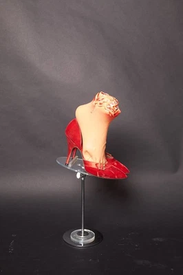 Zapatos de tacón de terciopelo rojo y satén de los años 50 Foto 1 de 4