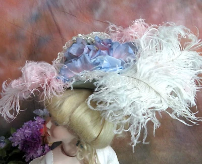SOMBRERO VICTORIANO VINTAGE hecho por artista para muñeca de moda ANTIGUA ROSA AZUL SEDA 20-26" Foto 1 de 4