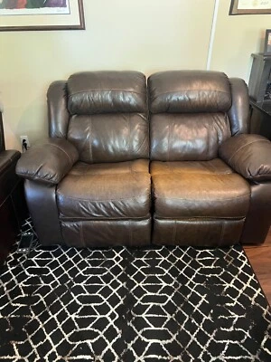 Sofá de dos plazas reclinable de cuero Foto 1 de 3