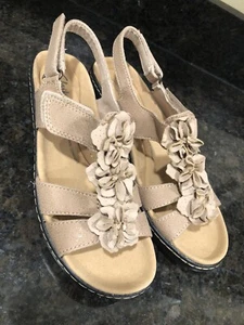 New Clarks Womens 8.5 Merliah Sheryl Wedge Sandals Metallic Sand Slingback - Picture 1 of 14