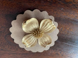 Trifari 1,75" breite goldfarbene Hartriegel Blüte/Blume Brosche/Anstecknadel - Bild 1 von 5