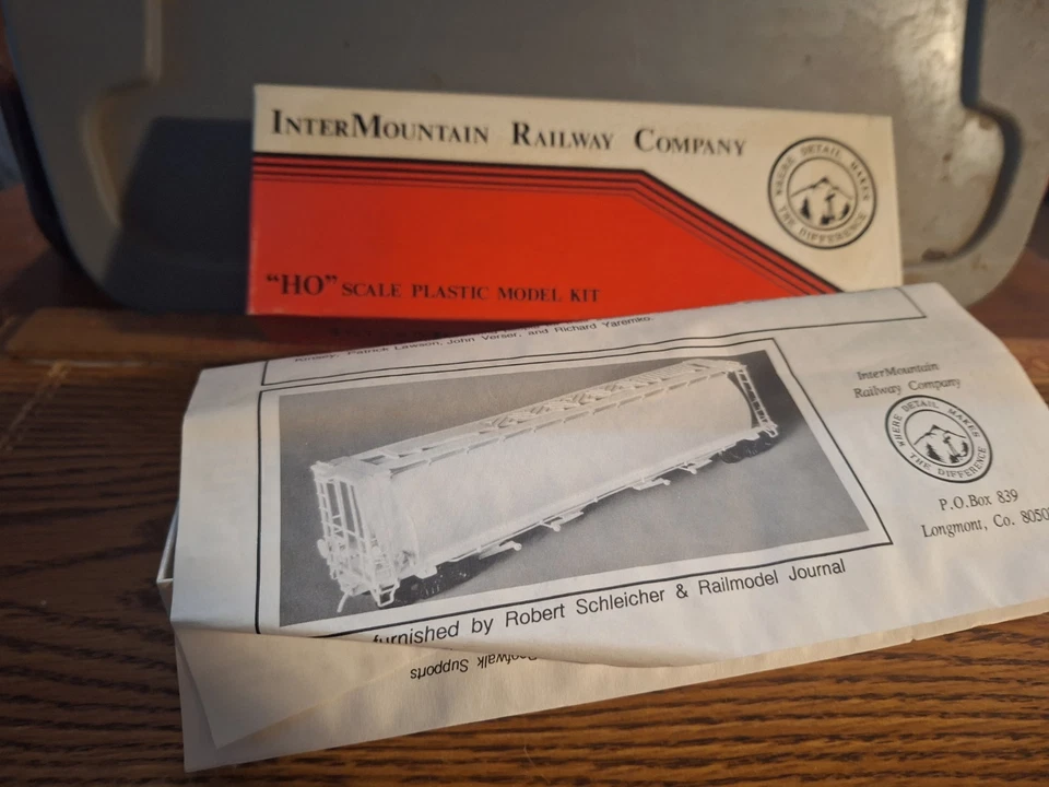 CYLINDRICAL GRAIN  4 BAY HOPPER - Image 1 of 4