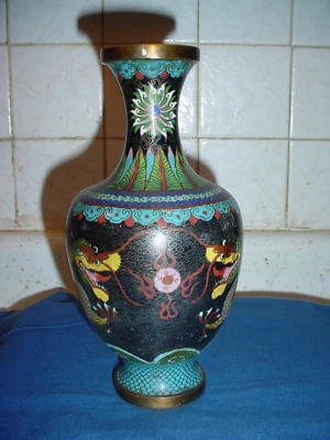 ANTIGUO INCREÍBLE JARRÓN CLOISONNE CON DRAGONES FEROCES Y PERLA LLAMEANTE 9 PULGADAS COMO ESTÁ Foto 1 de 4