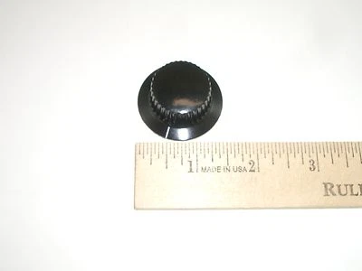 GC 1600 CHICAGO DAKA-WARE 1-1/2" SKIRTED BLACK DIAL KNOB RADIO 1PC - Image 1 of 3