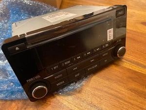Mitsubishi L200 y otros NUEVO GENUINO radio reproductor de CD 8701A691 2 Top - Imagen 1 de 17