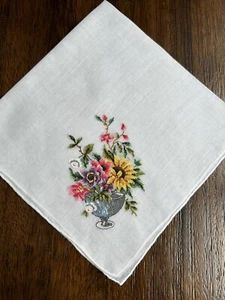 Vintage Taschentuch Taschentuch Petit Point Stickerei Blumen Blumenstrauß in Urne - Bild 1 von 4