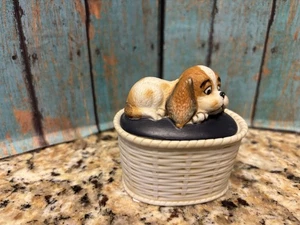 Lindo cachorro vintage Napcoware en una cesta tejida caja de baratija de cerámica - Imagen 1 de 10