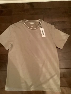 Camiseta masculina tamanho médio nova com etiquetas DKNY - Imagem 1 de 4