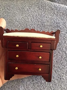 Vintage Holz Puppenhaus Möbel Miniatur Wickeltisch Kommode funktionierende Schubladen - Bild 1 von 16