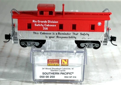 MICRO-TRAINS N 34' WOOD SHEATHED W/SLANTED COUPLA CABOOSE SOUTHERN PACI 05000250 - Image 1 of 3