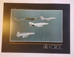 Original US Air Force F-4E F-15 Lithographie Druck Poster 23" x 17" Teamgeist - Bild 1 von 6